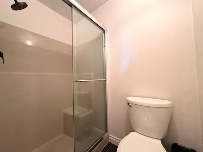 Building Photo - 3 Bed 2.5 Bath 3 Level Home w/ Furnished B...