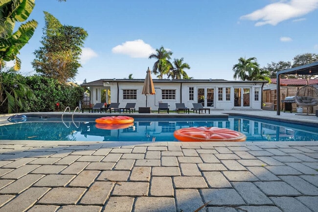 Building Photo - 2423 NE 202nd St