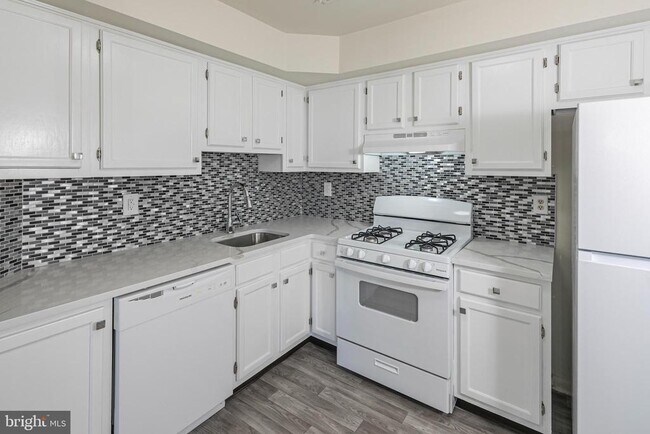 Building Photo - 104 Olympic Ct