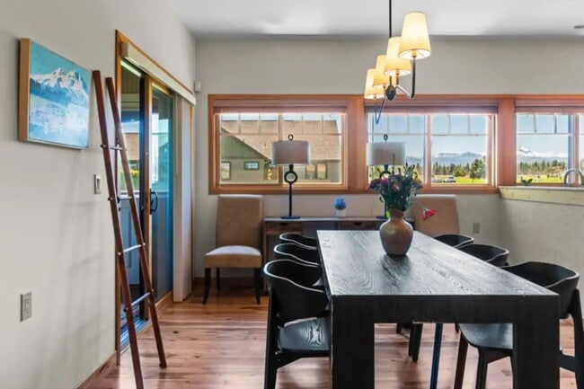 Building Photo - Stunning 4-bedroom/2-bath with pristine Mt. Views in Pine Meadow!