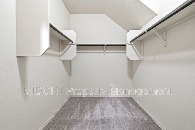 Building Photo - 205 Tallow Trl