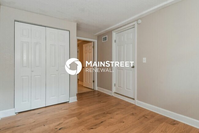 Building Photo - 4 Bedroom Pet-Friendly Home in Jacksonville, FL with Main Street Renewal