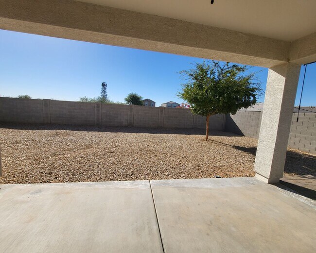 Building Photo - 3 Bedroom 2 Bathroom Magma Ranch Home