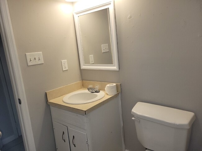 Building Photo - Section 8 accepted!!! "Charming 2-Bedroom Haven in the Heart of Decatur – Your Perfect Urban Retr...