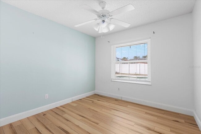 Building Photo - 5517 Loma Vista Dr E