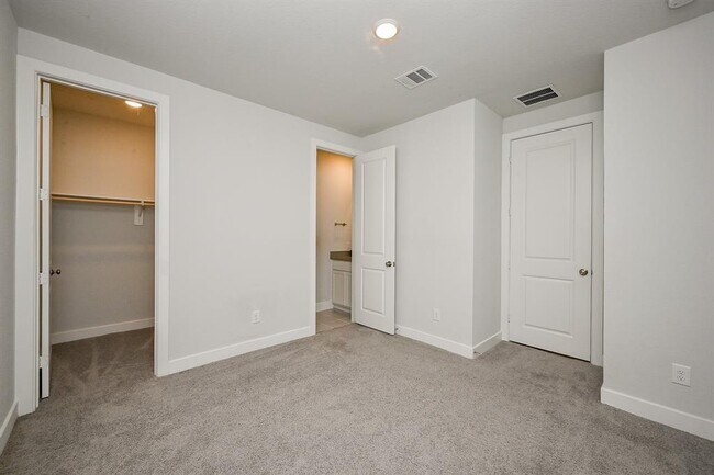 Building Photo - 9222 Dearborn Knoll Dr