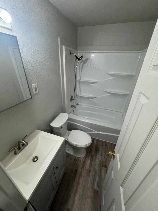 Building Photo - Cozy Three Bedroom House for Rent!