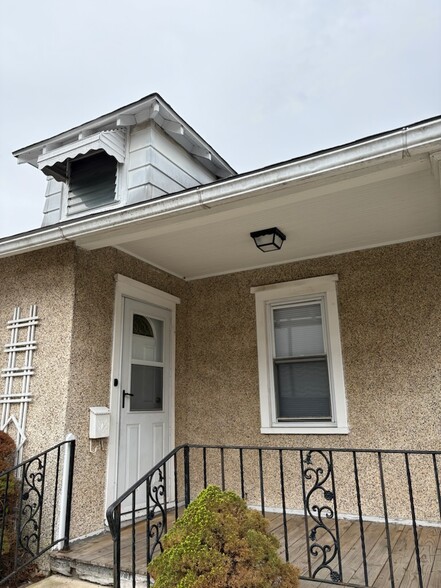 Building Photo - 1346 W North St