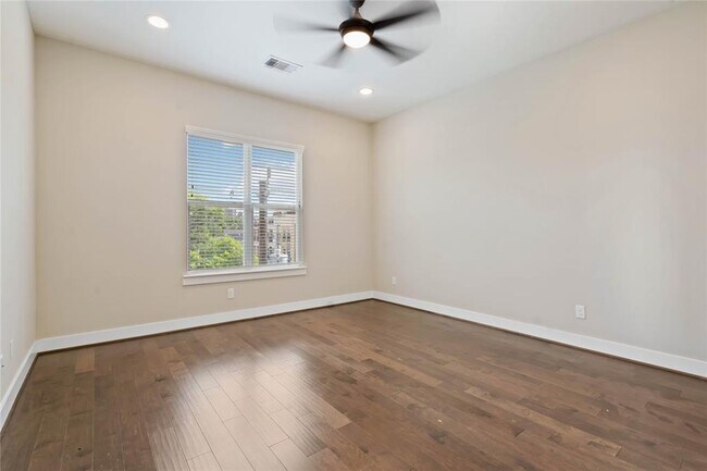 Building Photo - 1302 W 23rd St