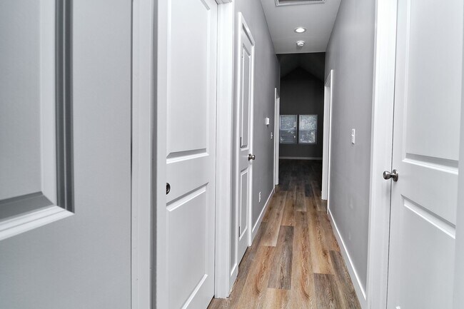 Building Photo - 415 Dequincy St