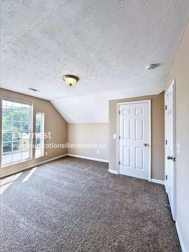 Building Photo - 5005 Cobblestone Creek Dr