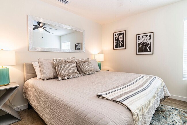 Building Photo - Spacious 3BR/3BA home in a quiet neighborh...