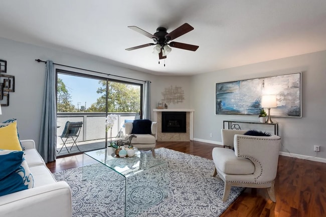 Building Photo - Centrally located one bedroom condo that w...