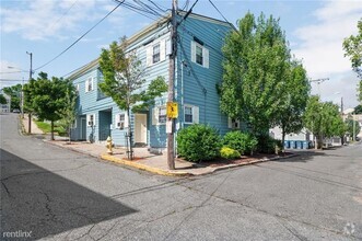 Building Photo - 4 br, 1 bath 4plex - 61 Spring Street 1