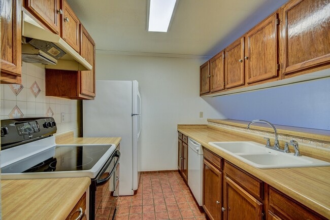 Building Photo - 3 BR / 2.5BA Townhouse Condo – Woodside Co...