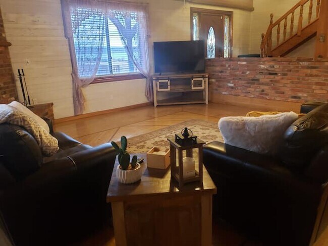 Building Photo - Log Home with close public lake access - A...