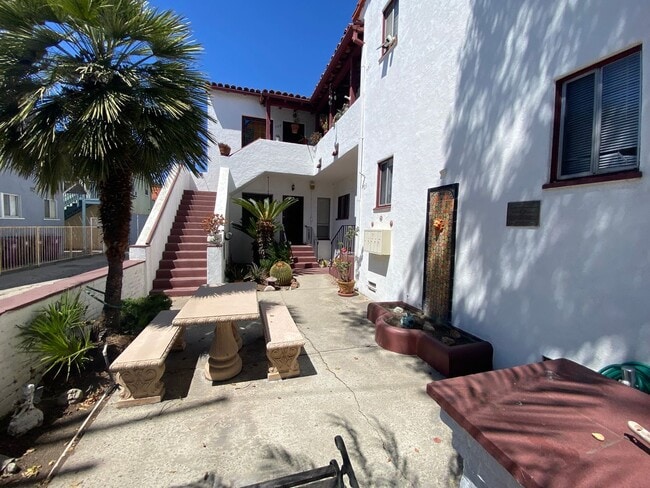 Building Photo - Cute 1 Bedroom 1 Bathroom Long Beach Apartment For Rent!