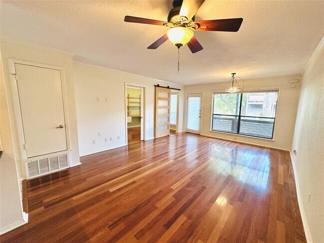 Building Photo - 1101 Hollow Creek Dr