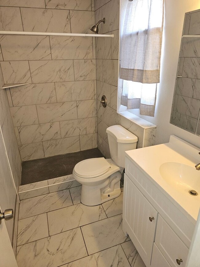 Building Photo - 1 BR 1 BATH FULL REMODEL UPPER UNIT FREE RENT OAC