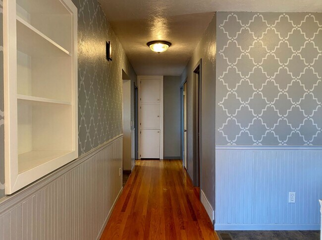 Building Photo - Home With Amazing River Views!