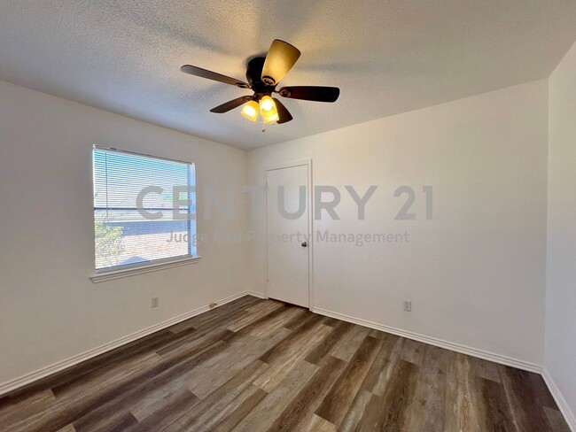 Building Photo - Wonderful 2/1 Duplex in Weatherford For Rent!