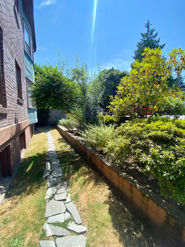 Building Photo - Welcome to 1421 on Queen Anne!