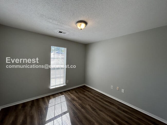 Building Photo - 3400 Laurelwood Dr