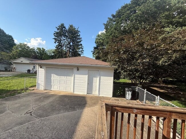 Building Photo - 2125 Brentwood Dr