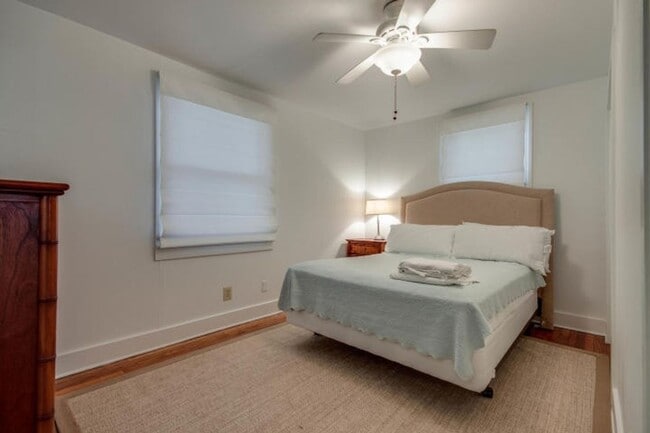 Building Photo - Beautiful 2 BR/1 BA Furnished Apartment Av...