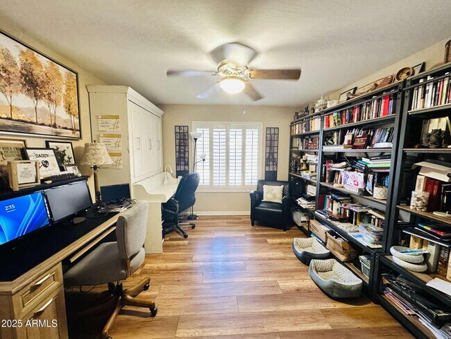 Building Photo - 727 W Mendoza Cir