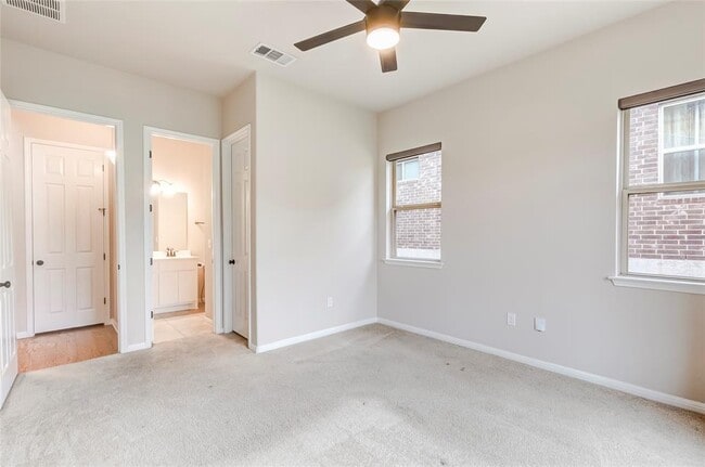 Building Photo - 2916 Zelma Dr