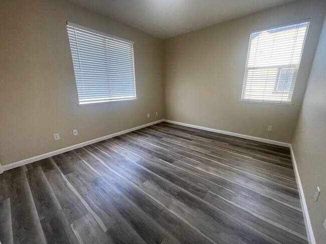 Building Photo - Beautiful 4 Bedroom Close to Downtown Brentwood!