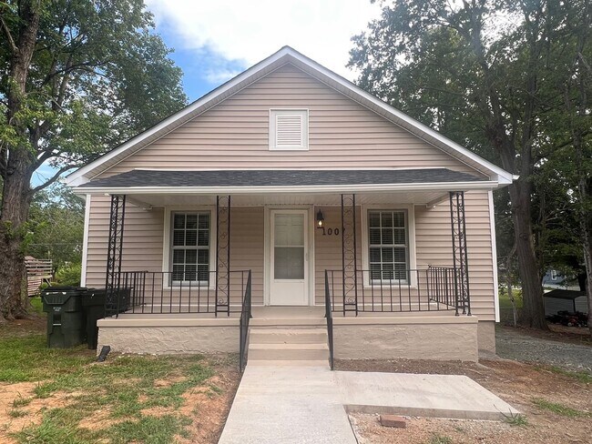Primary Photo - Freshly updated two bedroom, 1 bath house ...