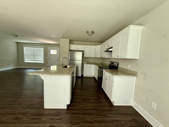 Building Photo - 2 Bed / 2.5 Bath near Lake Lanier