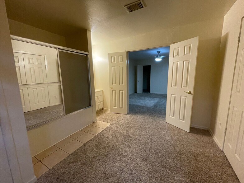 Building Photo - 2627 Old Fort Rd