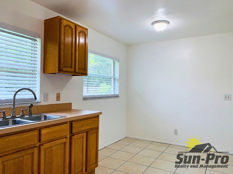 Building Photo - 1965 Nelson Ave