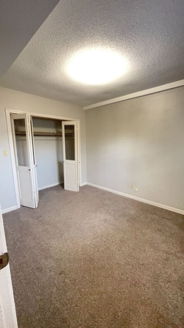 Building Photo - Close to Campus