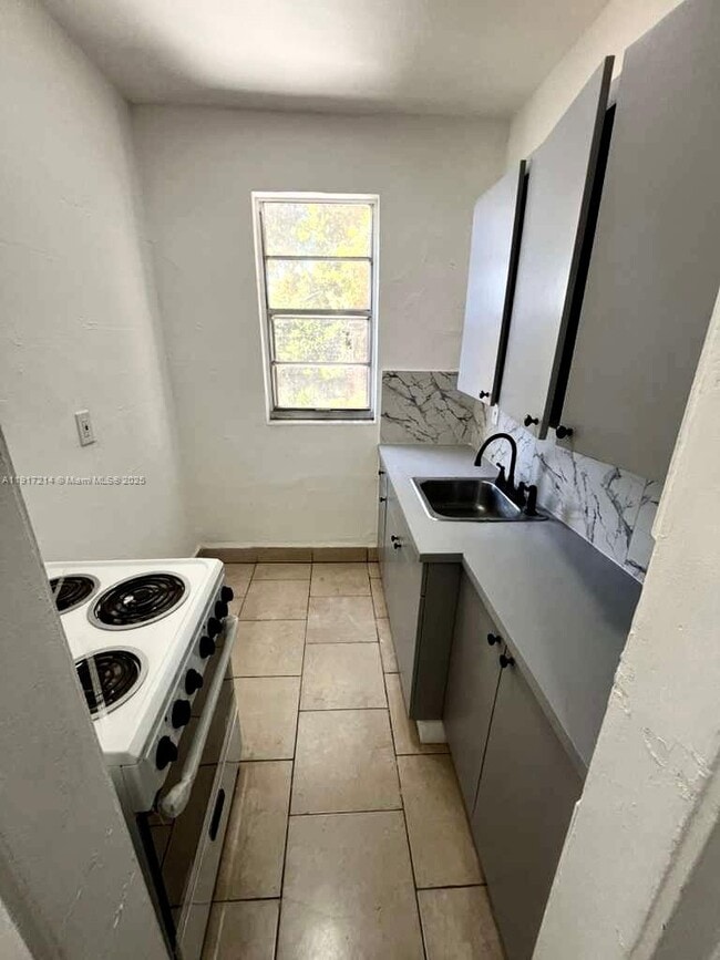 Building Photo - 1560 SW 5th St