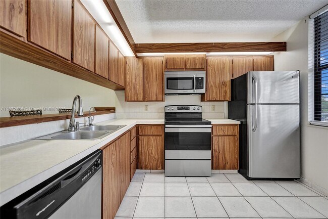 Building Photo - 1502 Whitehall Dr