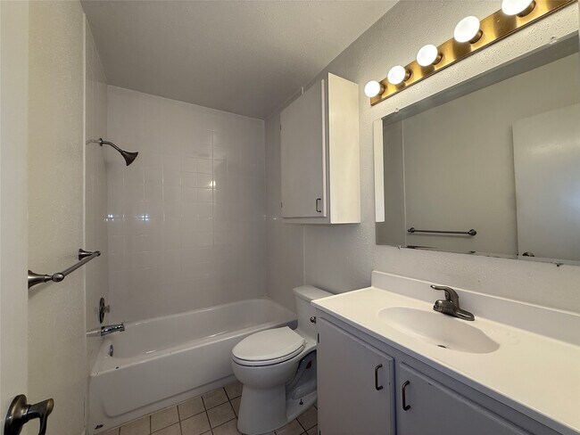 Building Photo - 1801 Cortlandt St