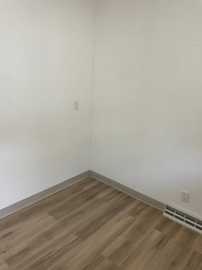 Building Photo - 866 S 45th St