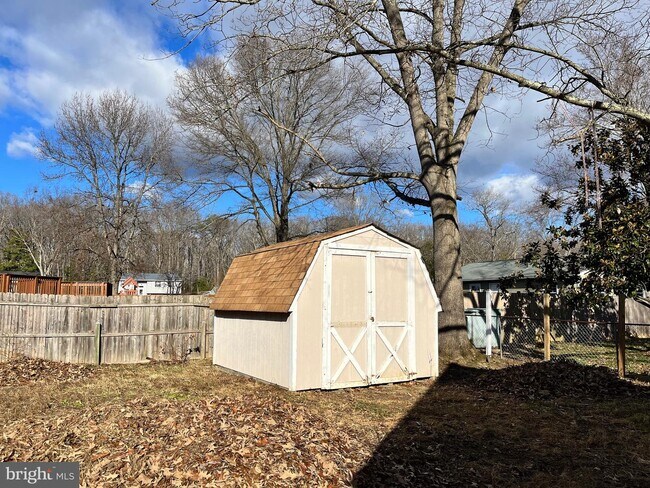 Building Photo - 5525 Larch St