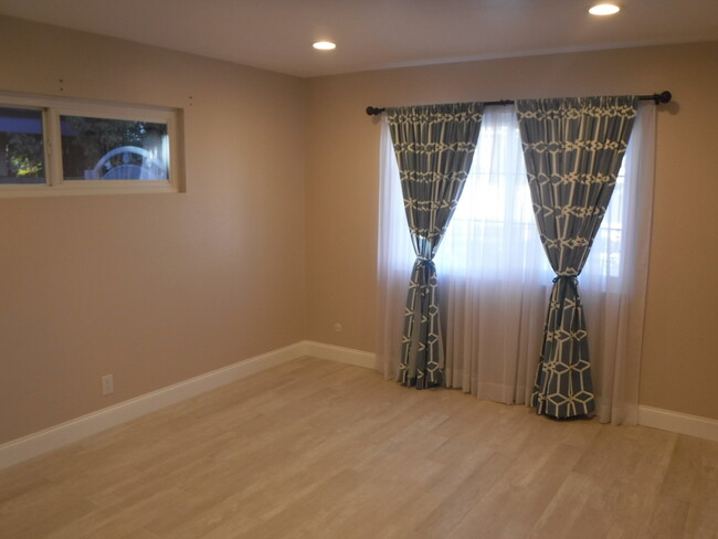 Building Photo - Single Story 3 Bedroom 2.5 Bath Home,