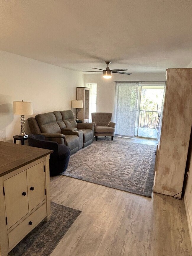 Building Photo - Updated 1 Bed/1.5 Bath Near the Beach! Great Amenities