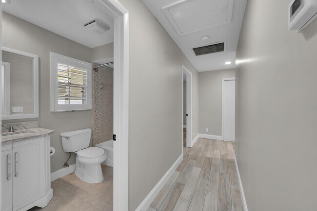Building Photo - 2433 SW Foxpoint Trail