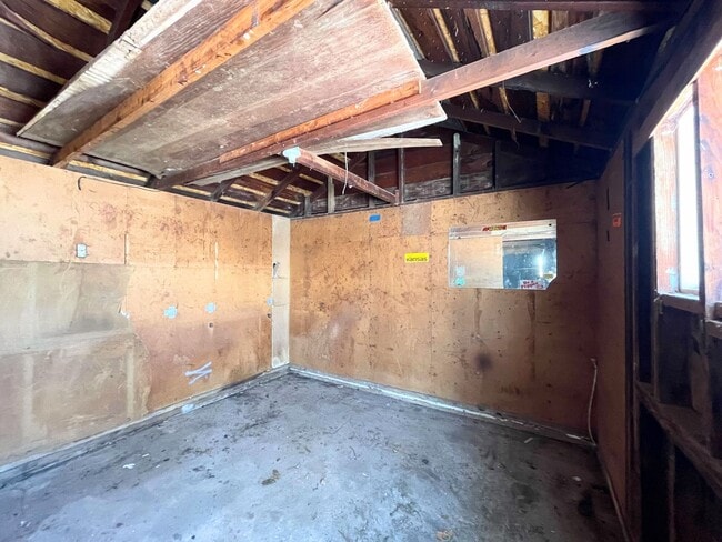 Building Photo - 3 Bed, 2 Bath Bungalow