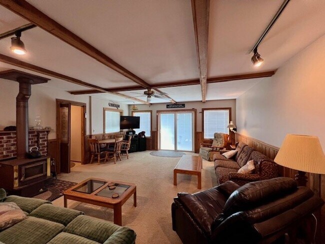 Building Photo - Fully Furnished Short Term Rental Right on...