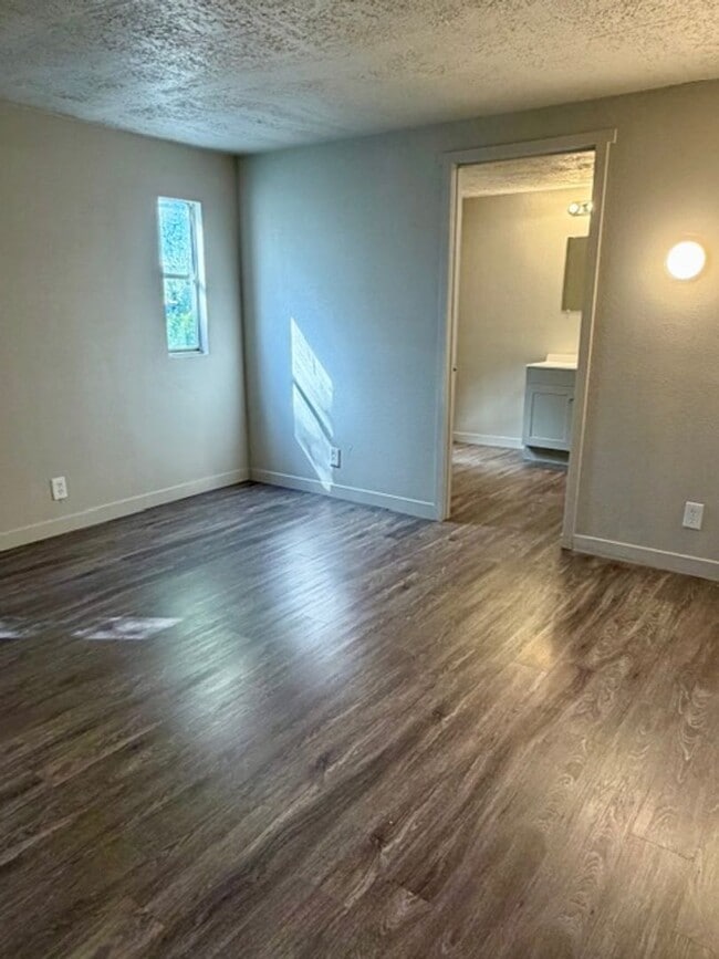 Building Photo - AVAILABLE NOW - 2 Bedroom/2 Bath in Pleasant Grove