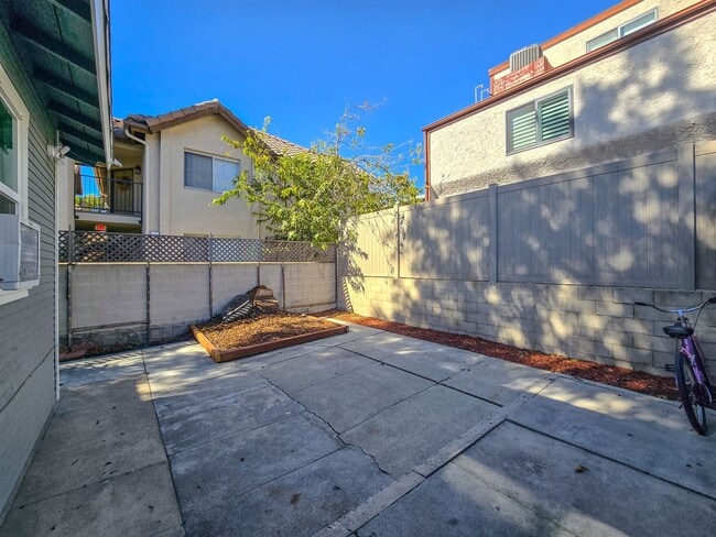 Building Photo - 383 N Wilson Ave