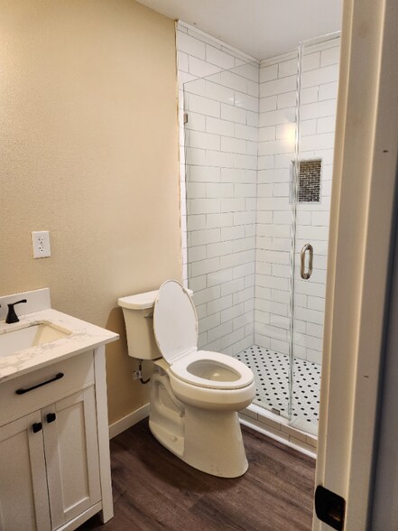 Building Photo - 974 SE Roberts Ave